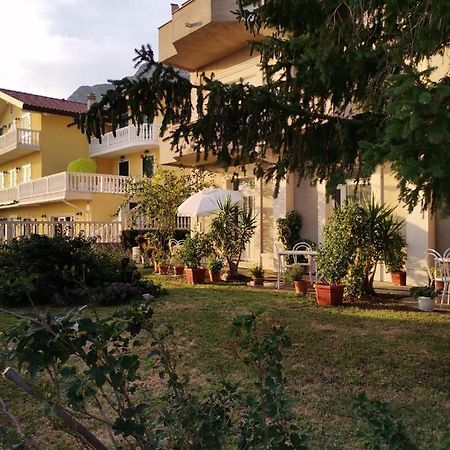 גראדאץ Apartments Sretna מראה חיצוני תמונה