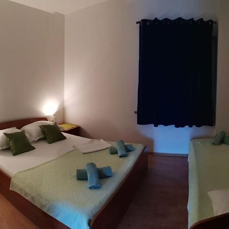 גראדאץ Apartments Sretna מראה חיצוני תמונה