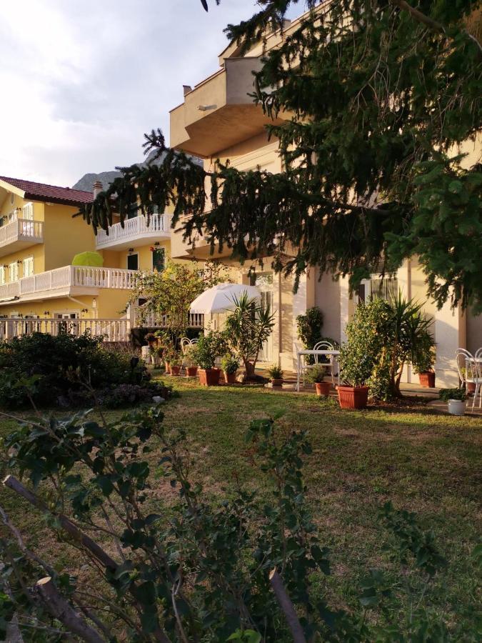 גראדאץ Apartments Sretna מראה חיצוני תמונה