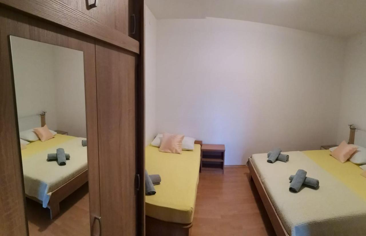 גראדאץ Apartments Sretna מראה חיצוני תמונה