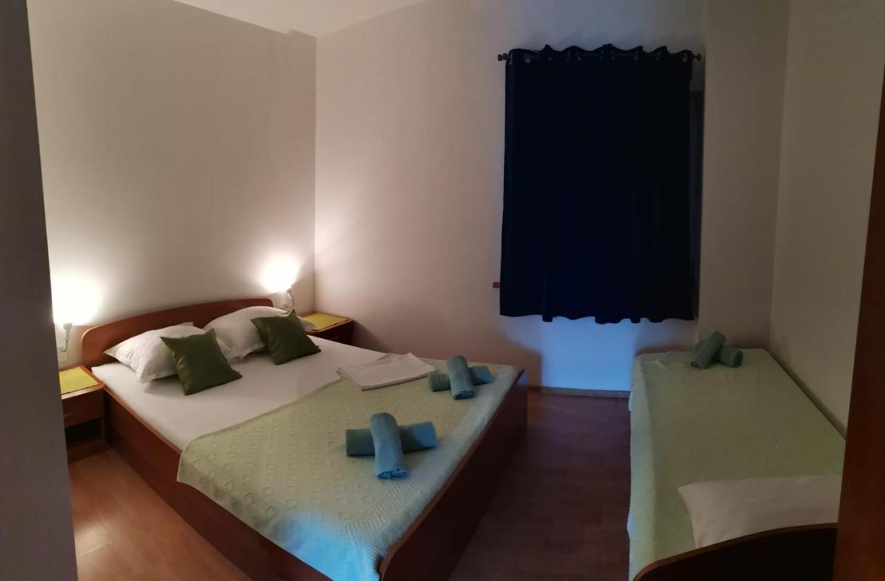 גראדאץ Apartments Sretna מראה חיצוני תמונה