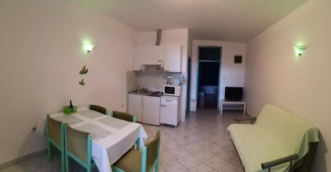 גראדאץ Apartments Sretna מראה חיצוני תמונה