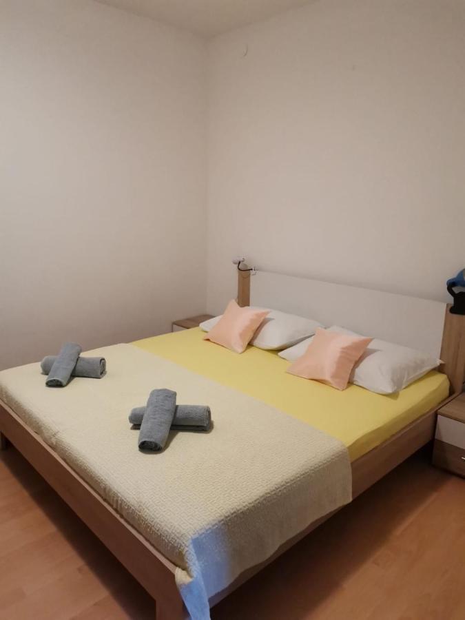 גראדאץ Apartments Sretna מראה חיצוני תמונה