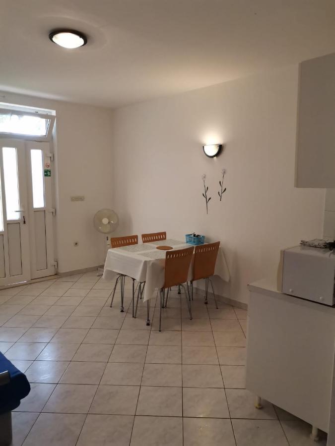 גראדאץ Apartments Sretna מראה חיצוני תמונה