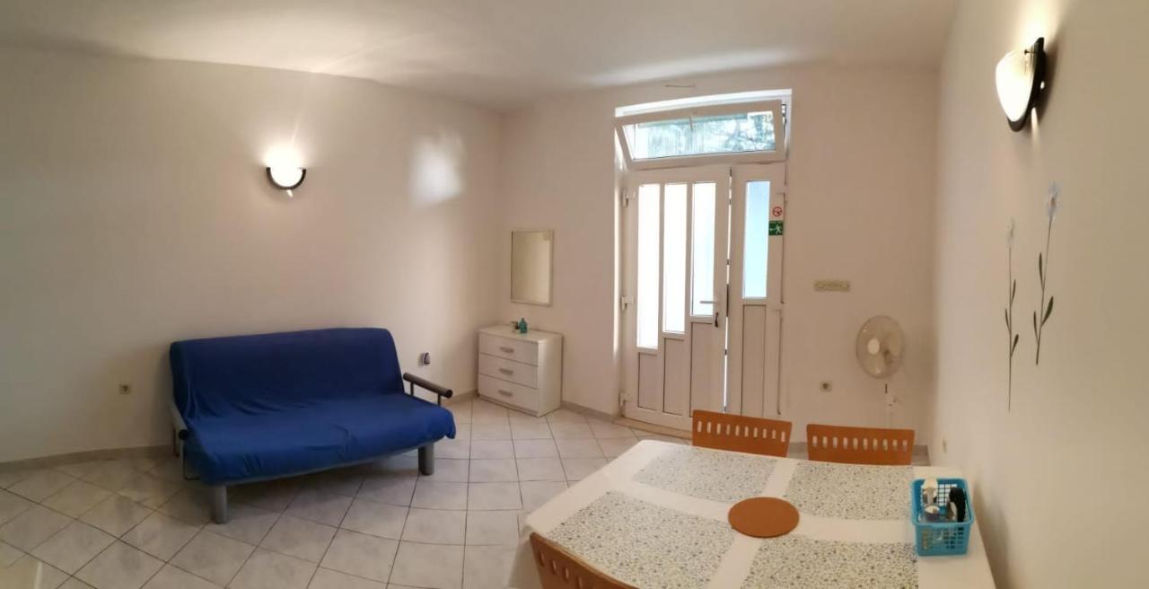גראדאץ Apartments Sretna מראה חיצוני תמונה
