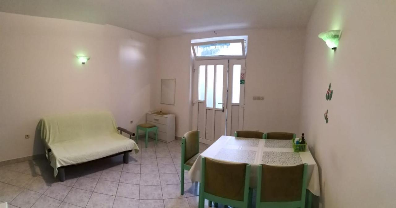 גראדאץ Apartments Sretna מראה חיצוני תמונה