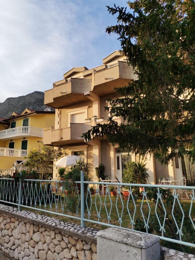 גראדאץ Apartments Sretna מראה חיצוני תמונה