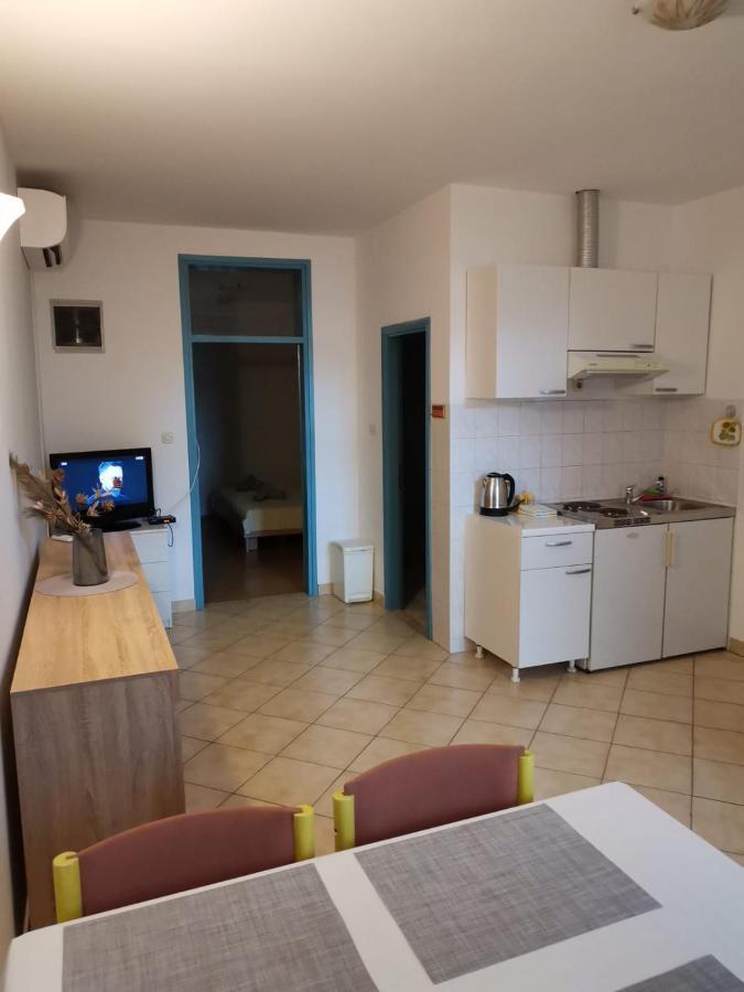 גראדאץ Apartments Sretna מראה חיצוני תמונה