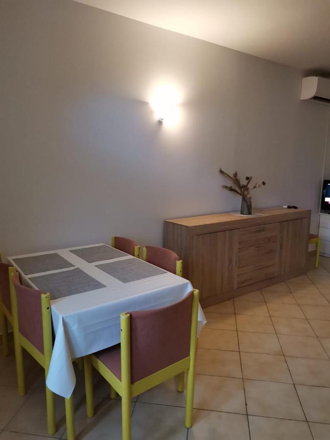 גראדאץ Apartments Sretna מראה חיצוני תמונה